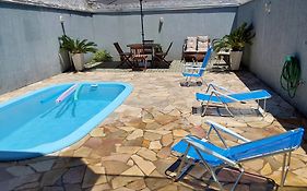 Casa com piscina duas quadras da praia